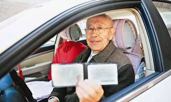 在成都超过70岁提交相关文件是可以开车的。